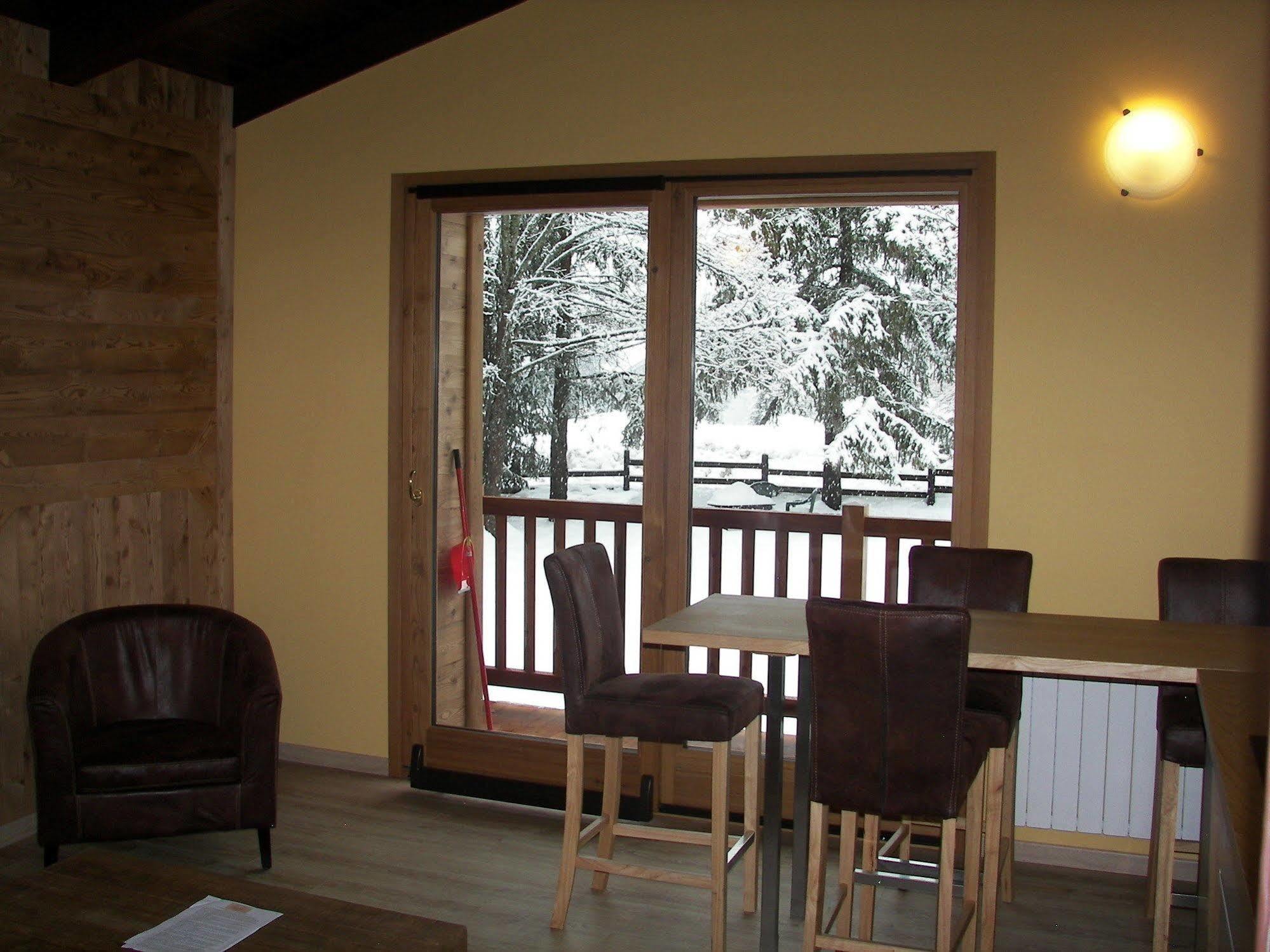 Chalet Alpina Hotel & Apartments La Thuile Exterior photo