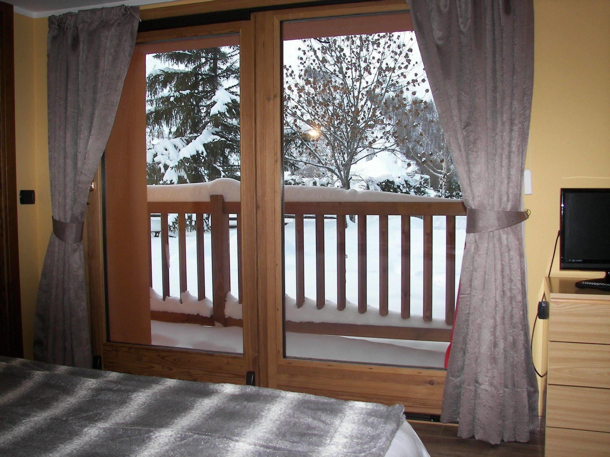 Chalet Alpina Hotel & Apartments La Thuile Exterior photo